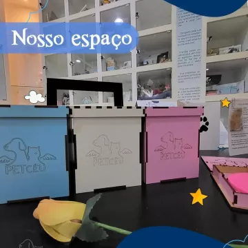 💙 Nosso espaço é um refúgio de amor, respeito e memória. Cada detalhe foi pensado para acolher com carinho aqueles que marcaram nossas vidas com patinhas e afeto.  ✨ Com urnas personalizadas, um ambiente acolhedor e certificados que eternizam a despedida, celebramos a vida de cada anjinho com a dignidade que eles merecem. 🌈🐾  🕊️ Porque amor de pet é eterno — e merece ser lembrado com o coração.  0800 1000 001   🔹 #PetCéu #DespedidaComAmor #MemóriasEternas #HomenagemPet #CremaçãoPet